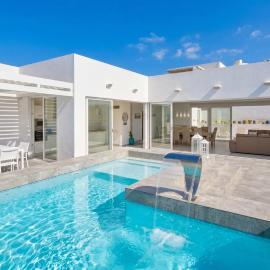 Villa Blu - Indoor Heated Pool, Sauna & Games Room、メーリッハのホテル