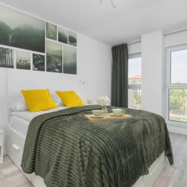 Cozy Apartment with a Balcony and Parking by Noclegi Renters