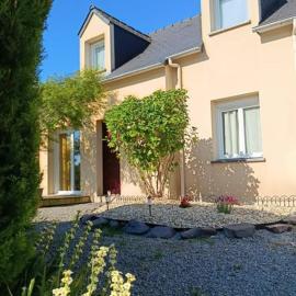 Maison 6 pers, 3 chambres, jardin au calme en Bretagne โรงแรมในMénéac