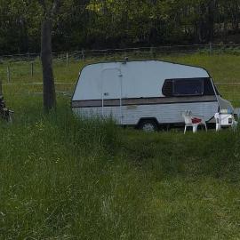 Caravan Joost Camping La Foret du Morvan, hôtel à Larochemillay