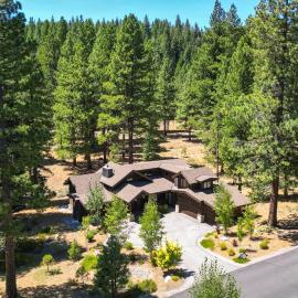 Grays Crossing Luxury Cabin w/ Spa & Putting Green, hotel in Truckee