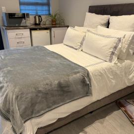 Modern studio apartment based in Rondebosch East