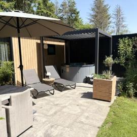 Wellnesslodge Scholekster met jacuzzi en uitzicht, hotell i Dalerveen
