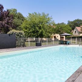 La Sarrazine-Gite familial-Piscine โรงแรมในCarlux