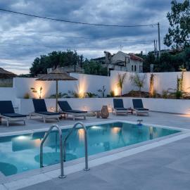 Sahara Blanc Villa - Private Pool - Loft Space، فندق في Spiliazéza