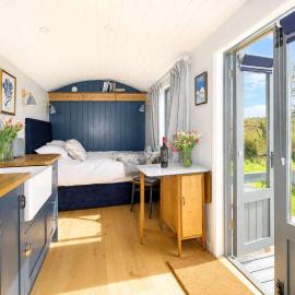 Cosy Hut with Sea Views & Outdoor Shower, hotel a Sidmouth
