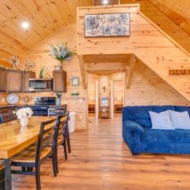 Walk to Lake Granbury! Serene 'Blue Iris Cabin', hotel i Granbury