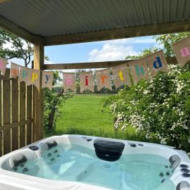 The Truck with private hot tub -Garvagh retreats, hotel in Ballynameen