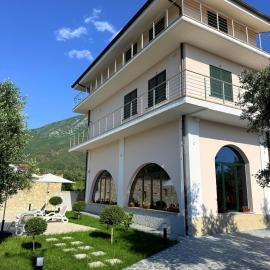 Villa Gjoni، فندق في Kallmeti i Madh