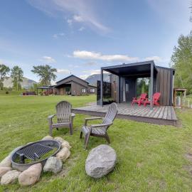 On the Flathead River! Rustic Saloon-Themed Cabin, hotel in Columbia Falls