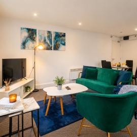 NEW! 1BR City Centre - FREE Parking, WiFi & Workspace - Sleeps 3