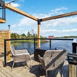Private Oceanfront Suite Hot Tub & Fireplace, ξενοδοχείο σε Lunenburg