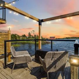 Private Oceanfront Suite Hot Tub & Fireplace, hotel v destinácii Lunenburg