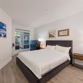 Spacious Modern 3BR Condo at UBC Quiet & Convenient, hotel u Vancouveru