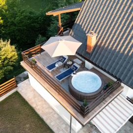 Tiny House with Jacuzzi by the Dobra River near Karlovac by Destination GREEN Croatia, hotel 