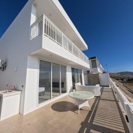 Casa con piscina y espectacular vista al mar