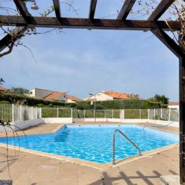 Maison avec jardin dans une résidence avec piscine, hotel in Notre-Dame-de-Monts