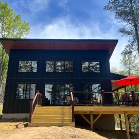 Towering Pines Cottage โรงแรมในSaint Germain