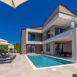 Villa La Vie with private pool, מלון בGarica