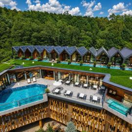 Resort Ujevara e Drinit、ペヤのホテル