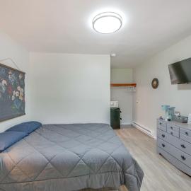 Cozy Room Near Schroon Lake Marina, Town & Beach!、シュローン・レイクのホテル