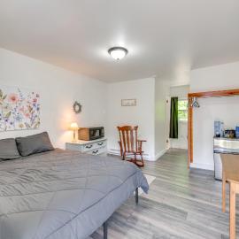 Boat, Fish & Hike! All-Season Schroon Lake Getaway، فندق في Schroon Lake