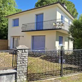 Pearly Maison Central Ruffec, hotel a Ruffec