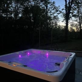 Secluded 5BR Retreat with Hot Tub, Sleeps 10, hotel a Canfield