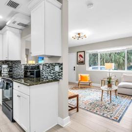 SoSo Coastal Retreat Walk to Intracoastal & Downtown