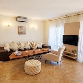 Lastavica gnezdo, hotell i Radovići