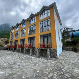 Mountain Breeze Resort Guba โรงแรมในQırızdǝhnǝ