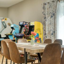 Benton Beach House 4 Bedrooms 3 Full Bathrooms Bike to Beach and St Joseph River Arcade Games Cornhole Firepit Grill, hotel u gradu Benton Harbor
