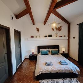 Vintage House Apart