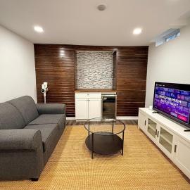 Stylish Private Studio Steps to Lake Ontario, hotell sihtkohas Ajax