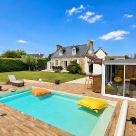 Maison bord de mer avec piscine chauffée à Trebeurden , côte de granit rose, hotel in Trébeurden