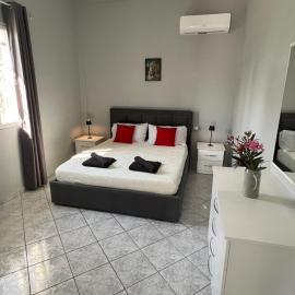 Zeus Guest House, hotel in Divjakë