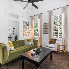 Downtown 3BR Cottage: 5m Walk Pets OK, ξενοδοχείο σε Mobile