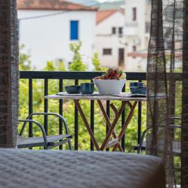 Tsimiklis Apartments, מלון בפיניקונטה