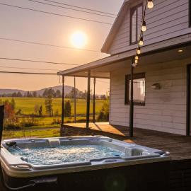 Rustic Chalet Hideaway - Hot Tub & Trail Access, hotell sihtkohas Saint-Léonard-de-Portneuf