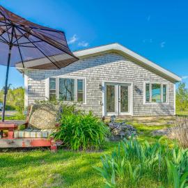 Walk to Beaches & Trails: Waterfront Maine Escape!, Hotel in Lubec