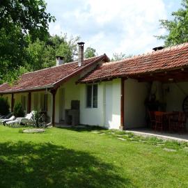 Roden Dom Holiday Home, Hotel in Aprilzi