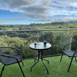 Woodroyd Luxury Apartments, hotel in Halifax