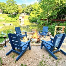 Hot Tub, Fire pit & Pet-friendly Riverside Retreat