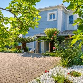Villa Nirvana - Sea View Maisonette in Roda, Offering Tranquility and Comfort on the Enchanting Northern Coast of Corfu、Litherésのホテル