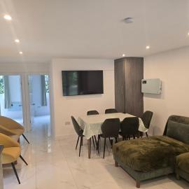 Reading three bedroom luxury chalet، فندق في Beenham