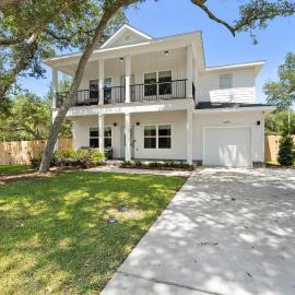 Spacious 3 bedroom home near beaches and shopping, hotel in Pensacola