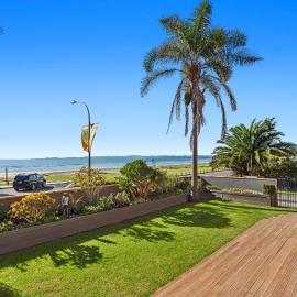 The Lights House - Beachfront Ohope Holiday Home, hotel in Ohope Beach