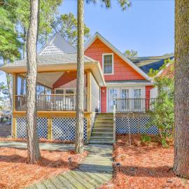 Whispering Pines, Hotel in Black Point Landing