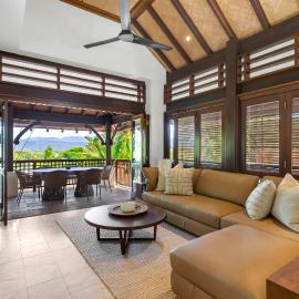 Monsoon Villa A - Central Balinese-style Pool Oasis, hotel in Port Douglas