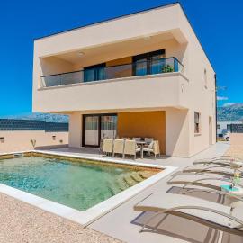 Luxurious Home In Razanac, Hotel in Ražanac
